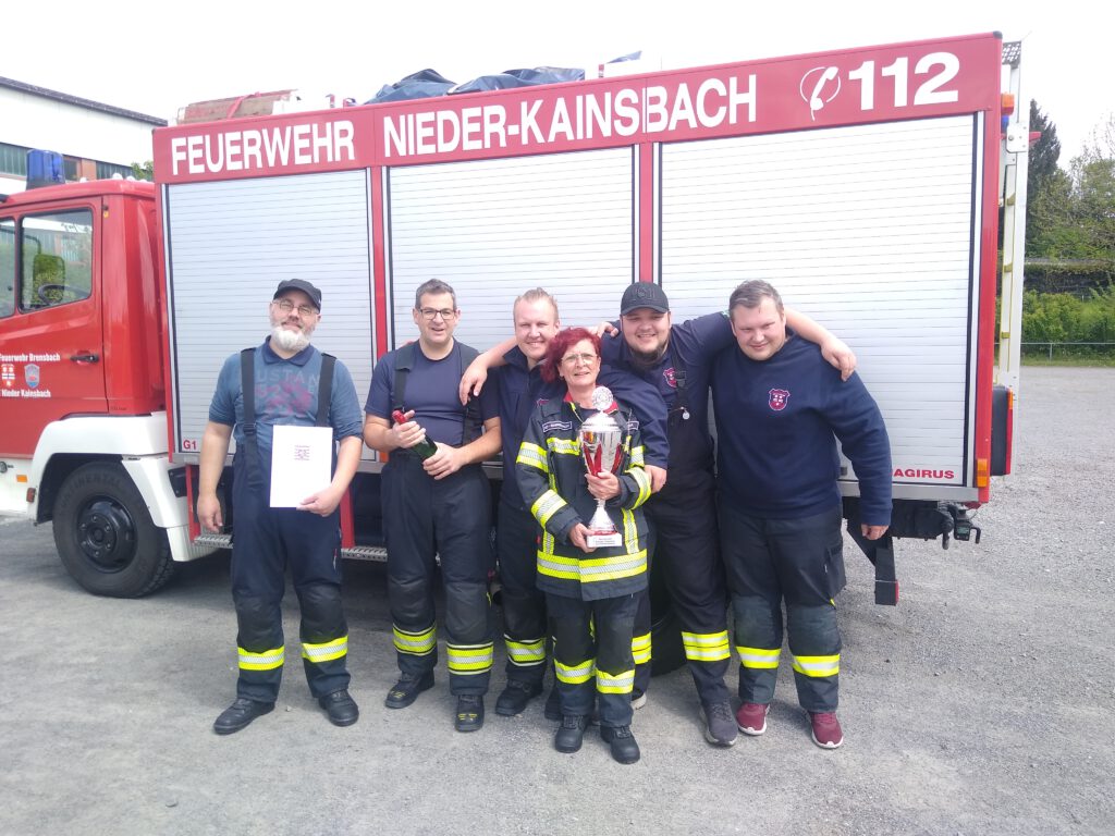 Titelbild Nachrichtenblättchen - Erster Platz bei der Feuwerwehrleisutngsübung! Die Mannschaft der Feuerwehr Brensbach Nieder-Kainsbach.