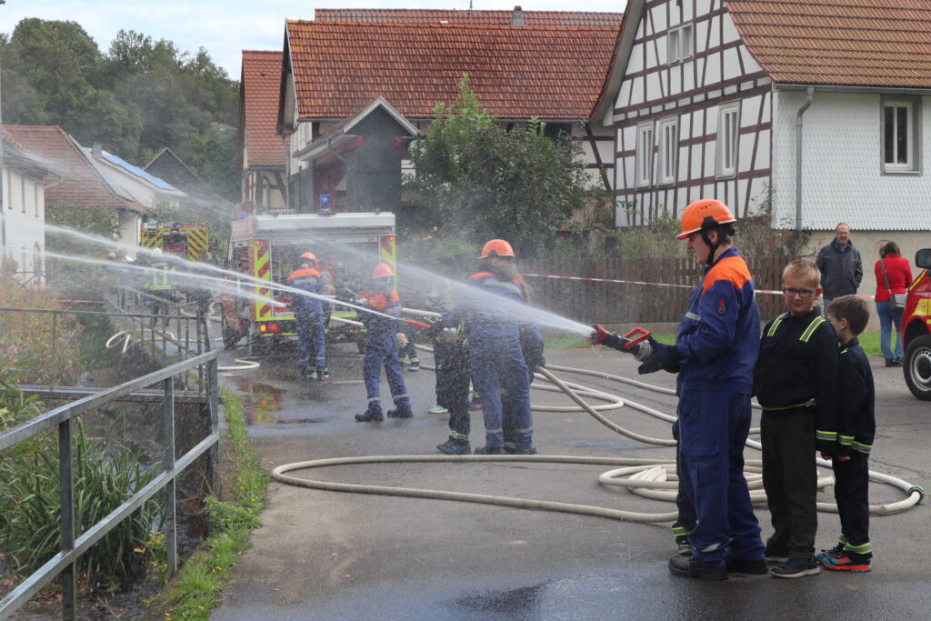 Es gab viel zu tun bei der Abschlussübung. Mini- und Jugendfeuerwehr üben zusammen den Einsatz.