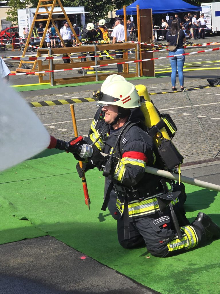 Mit Präzision und Entschlossenheit nimmt der Angriffstrupp die Flammen ins Visier.